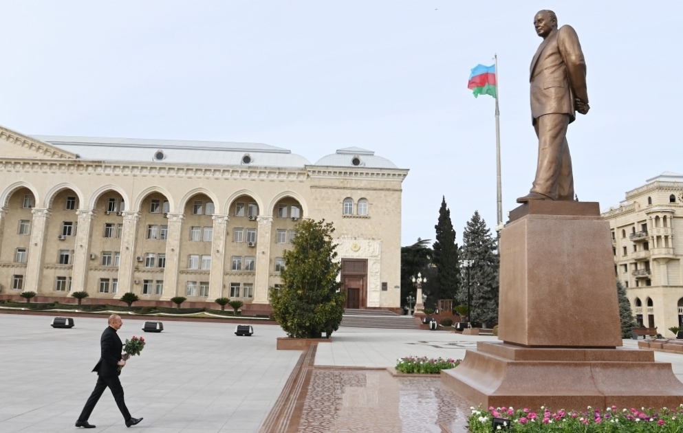 Gandja : le président Ilham Aliyev se recueille devant la statue d’Heydar Aliyev