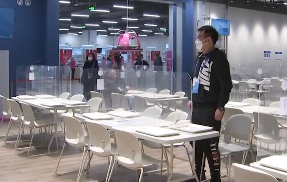 Pekin Qış Olimpiyadasında yeməkləri tavandan barmen robotlar çatdırırlar