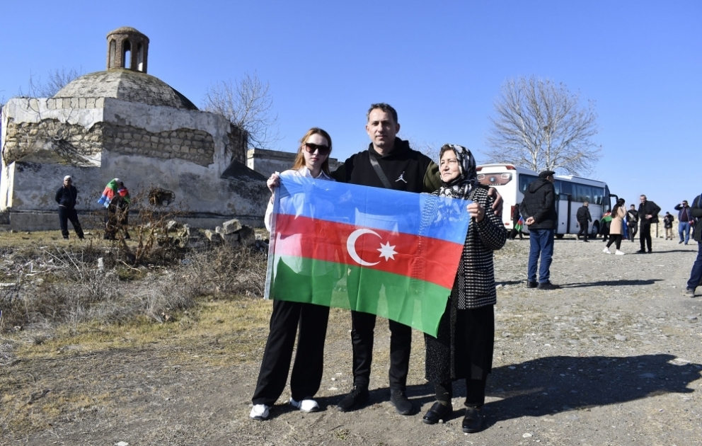 Пассажиры ознакомились с разрушенными историческими памятниками города Агдам