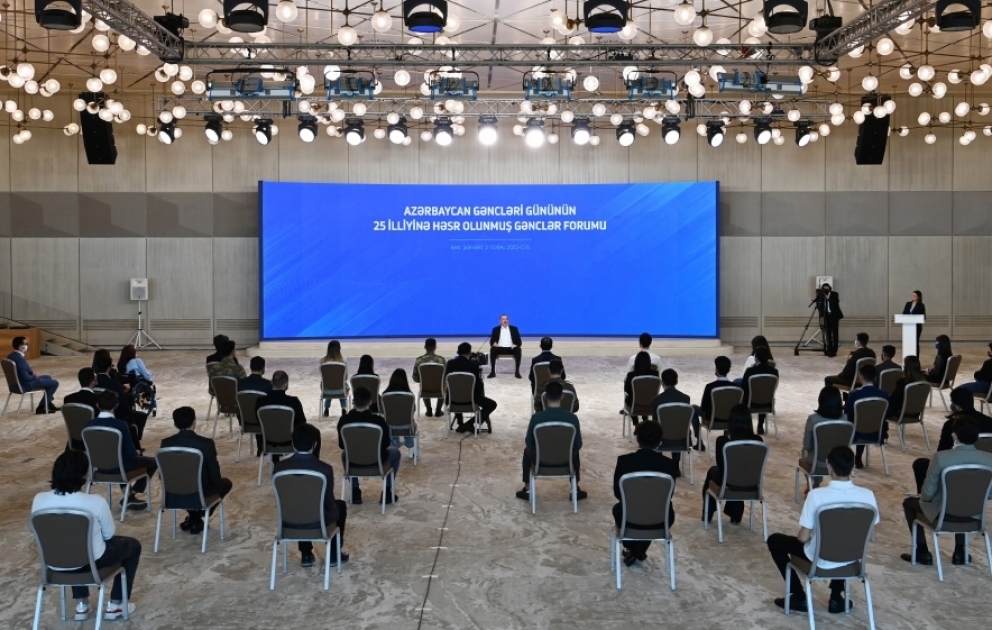 Le président Ilham Aliyev participe au Forum des Jeunes, consacré au 25e anniversaire de la Journée de la jeunesse azerbaïdjanaise