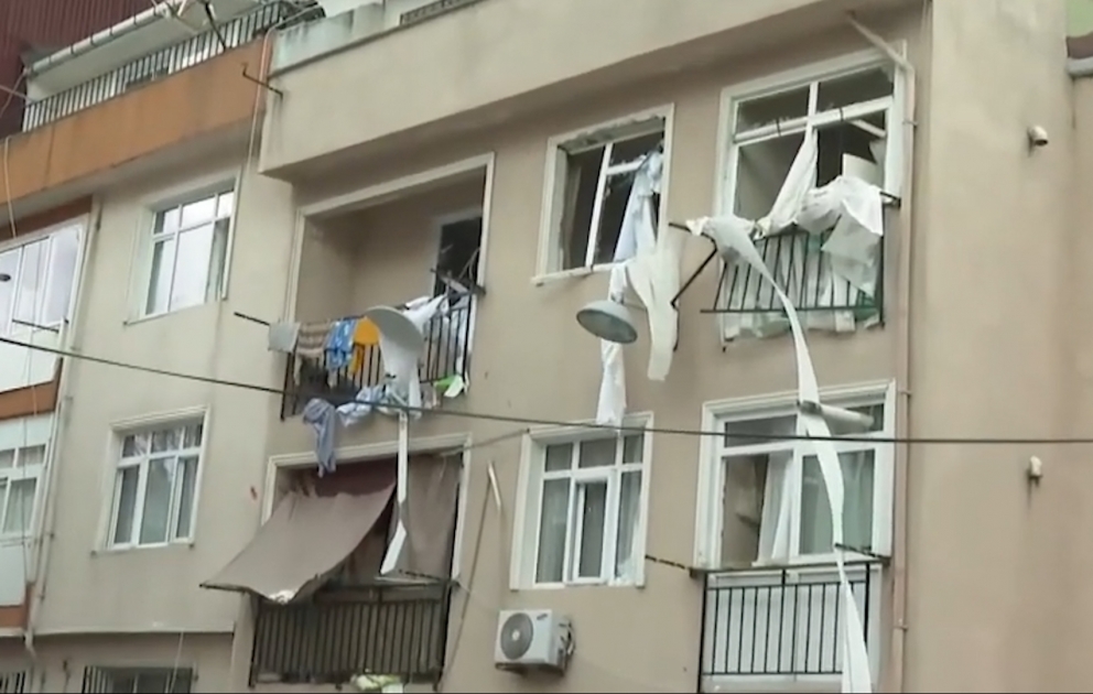 İstanbulda yaşayış binasında partlayış baş verib