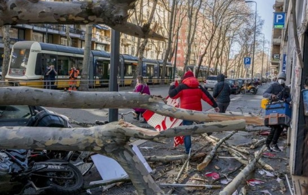 Из-за сильного ветра в Милане пострадали четыре человека