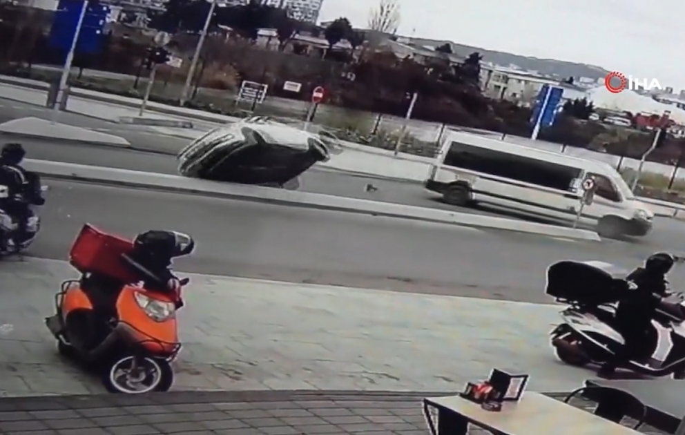 Türkiyədə məktəb avtobusu ilə minik avtomobili toqquşub