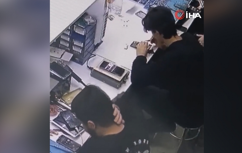 Türkiyədə mobil telefon  təmir zamanı partlayıb