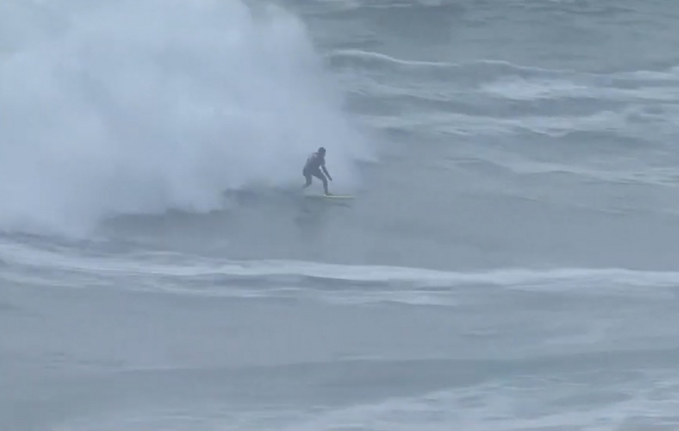 Portuqaliyada Surfing yarışmasında idmançılar nəhəng dalğalarda sürüşürlər