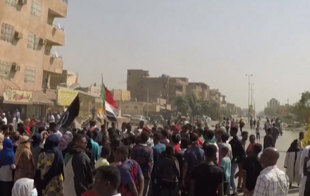 Sudanlılar hərbi çevrilişə qarşı küçələrə çıxıblar