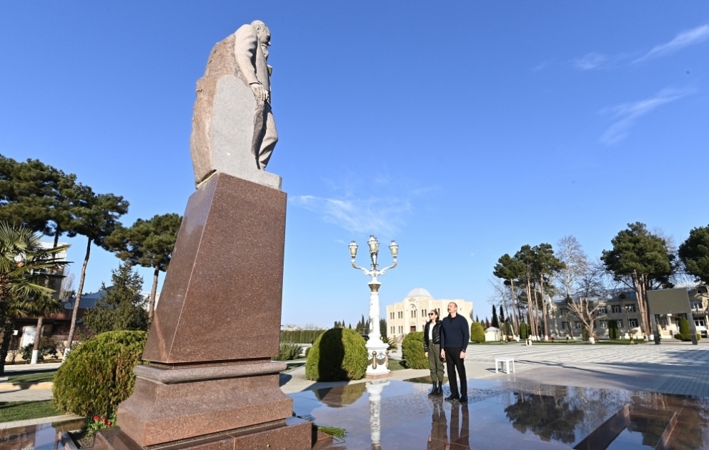 Prezident İlham Əliyev və birinci xanım Mehriban Əliyeva Ağcabədi rayonunda olublar
Ulu Öndərin abidəsini ziyarət