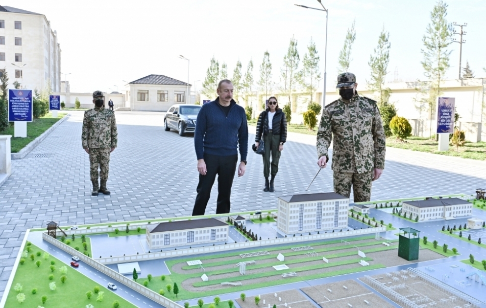 Ağcabədidə DİN-in Daxili Qoşunlarının yeni inşa edilən hərbi şəhərciyinin açılışı olub
Tədbirdə Prezident İlham Əliyev və birinci xanım Mehriban Əliyeva iştirak ediblər