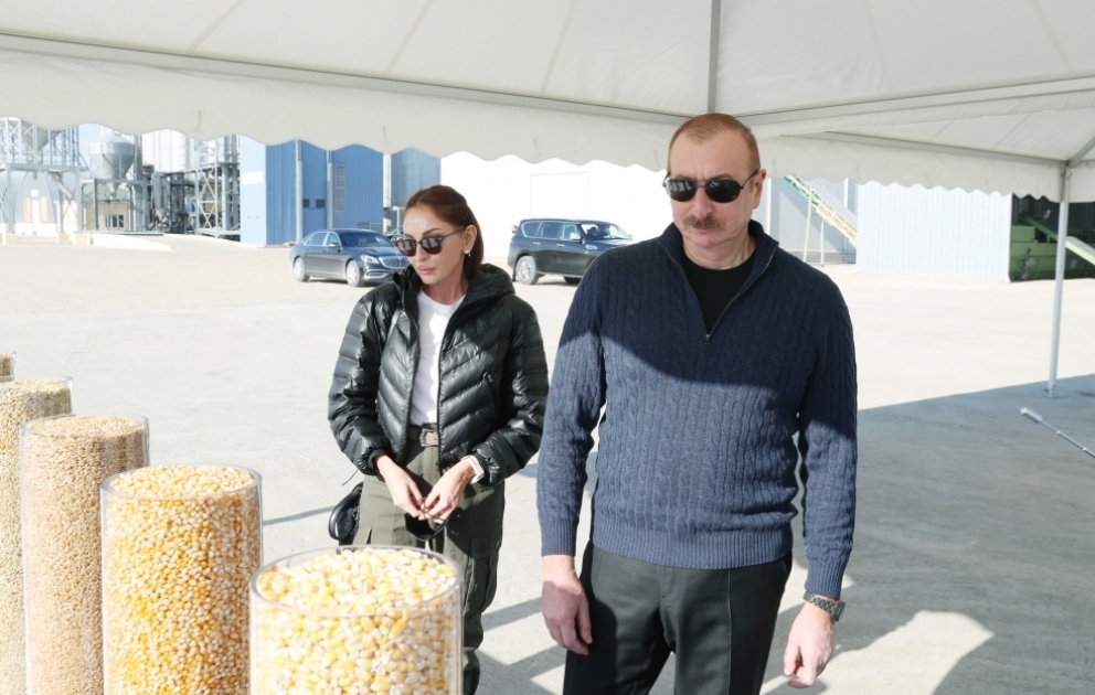 Le président de la République et la première dame Mehriban Aliyeva visitent l’Agroparc de blé Aghdjabédi