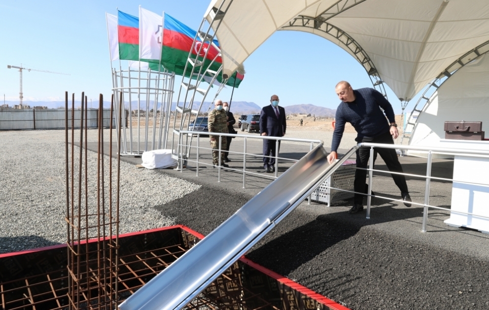 Präsident Ilham Aliyev legt Grundstein für Hotel in Aghdam