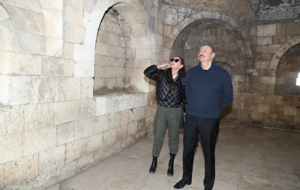Präsident Ilham Aliyev und die First Lady Mehriban Aliyeva besuchen Gräber und Residenz der Khans von Karabach in Aghdam