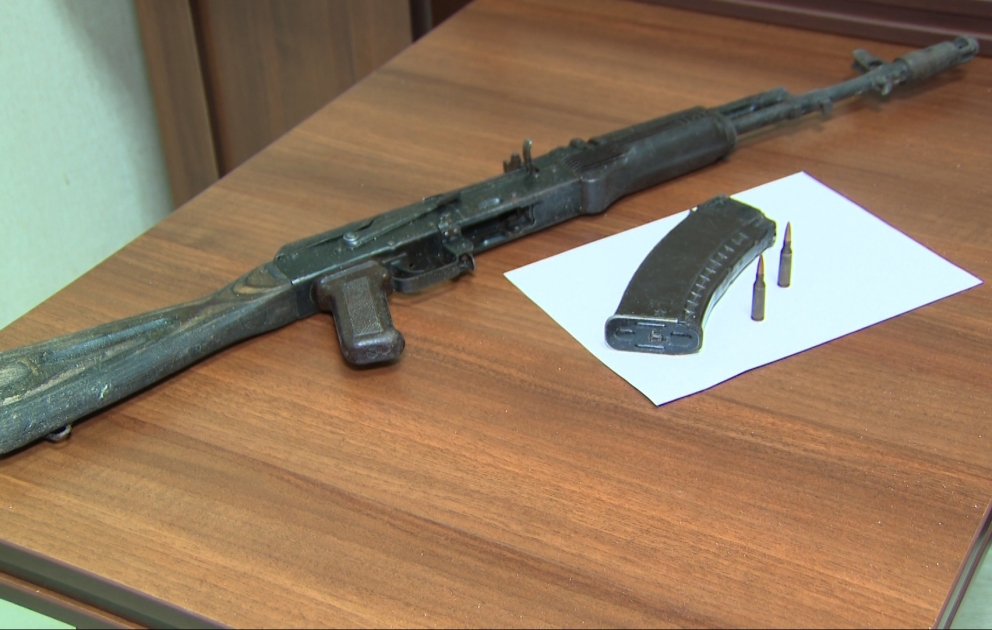 Bakıda keçmiş məhkum “Kalaşnikov” markalı avtomat silahla saxlanılıb