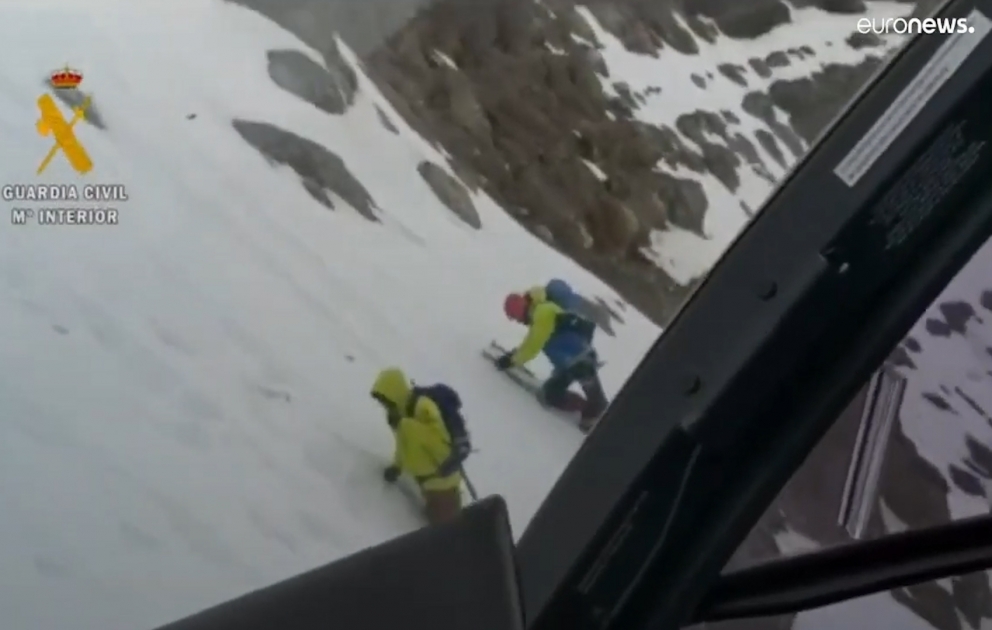 Alpinistlər yüksək hündürlükdə köməksiz qalıb