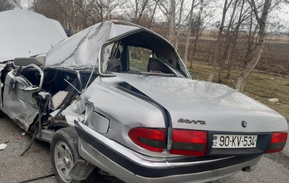 İsmayıllıda minik və yük avtomobilləri toqquşub, ölən var