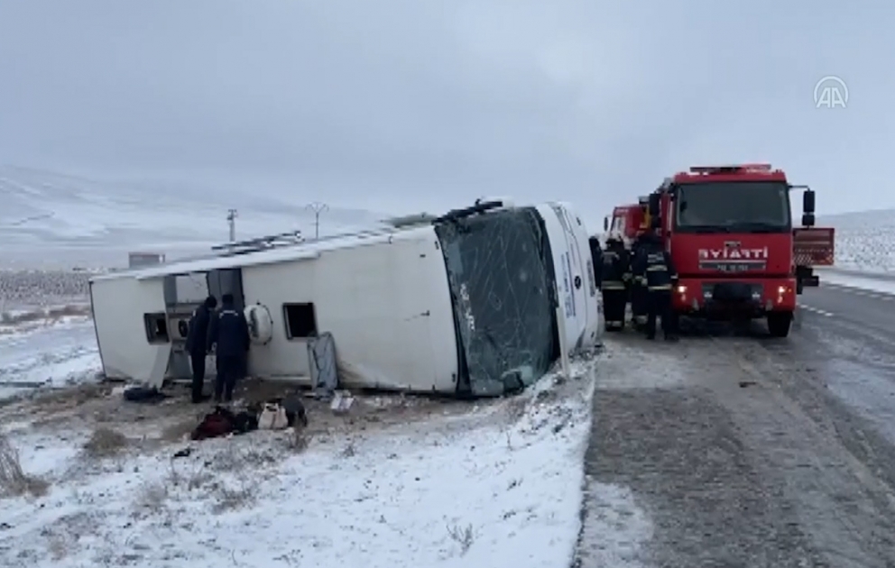 Konyada tur avtobusu aşıb