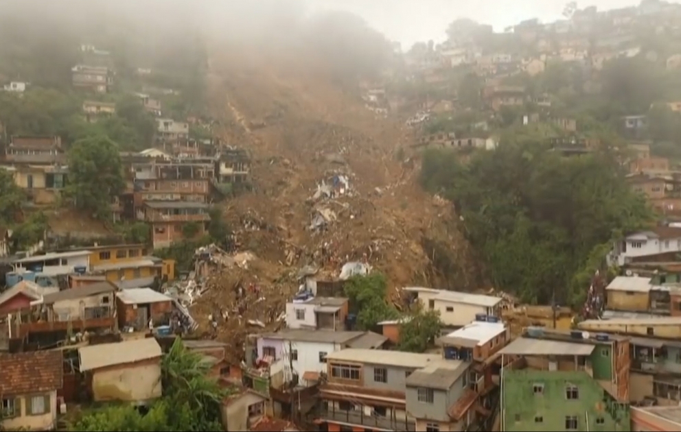 Brésil: sirènes d'alarme à Petropolis, où le bilan s'élève à 136 morts