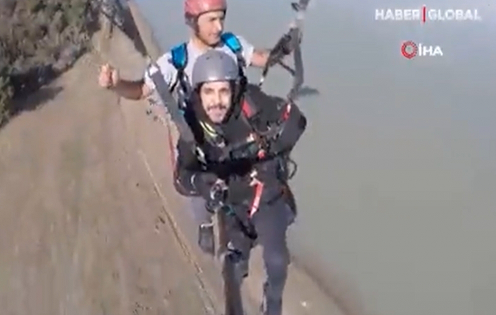 Türkiyədə fiziki məhdudiyyətli oğlan paraşütlə tullanıb