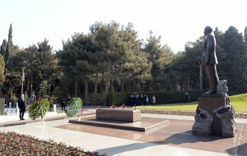 Moldovan parliament speaker pays respect to national leader Heydar Aliyev and Azerbaijani heroes