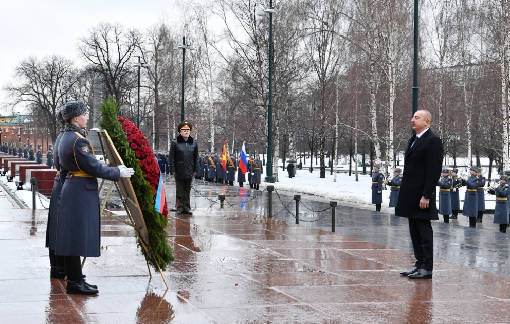 Präsident Ilham Aliyev besucht Grabmal des unbekannten Soldaten in Moskau