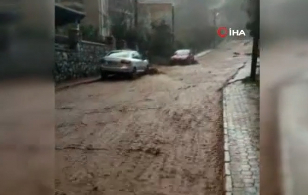 Marmarisdə yollar su altında qaldı
