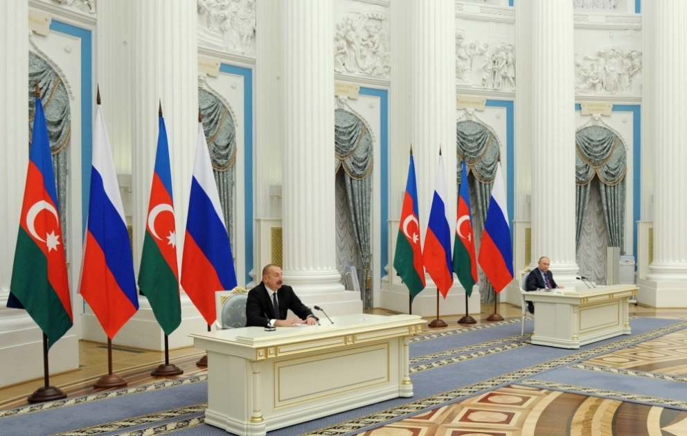 Präsident Ilham Aliyev und Präsident Wladimir Putin treten in Moskau mit Erklärungen für Presse auf