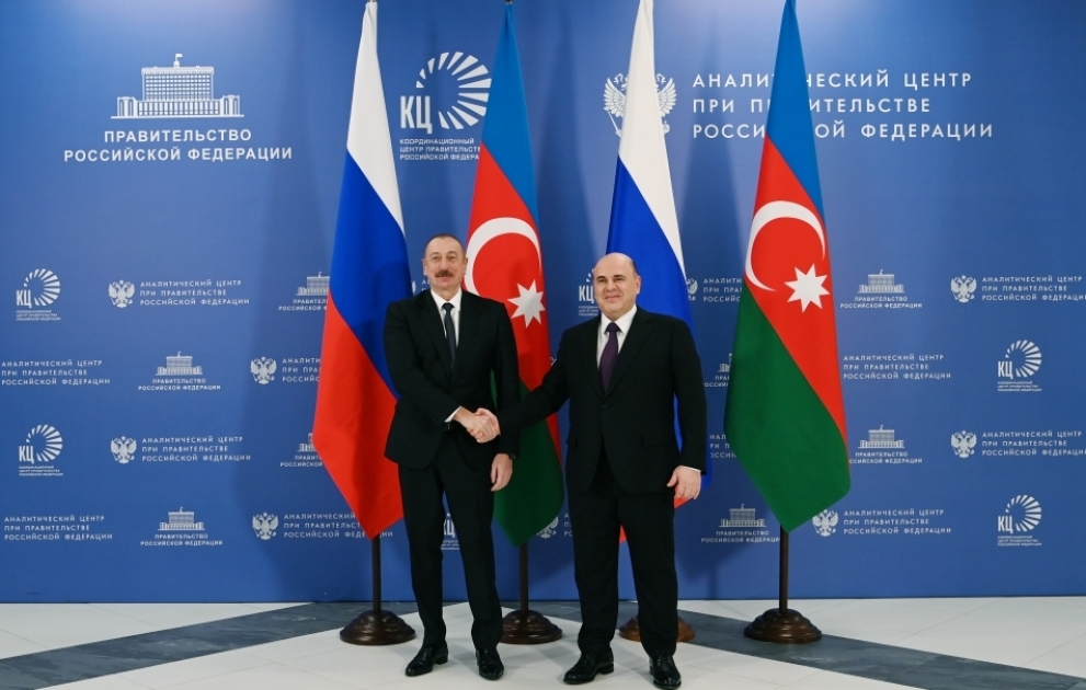 Präsident Ilham Aliyev lernt Koordinierungszentrum des russischen Ministerkabinetts kennen
