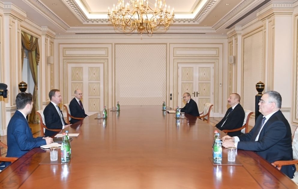 Präsident Ilham Aliyev empfängt Delegation um Präsidenten des Weltwirtschaftsforums