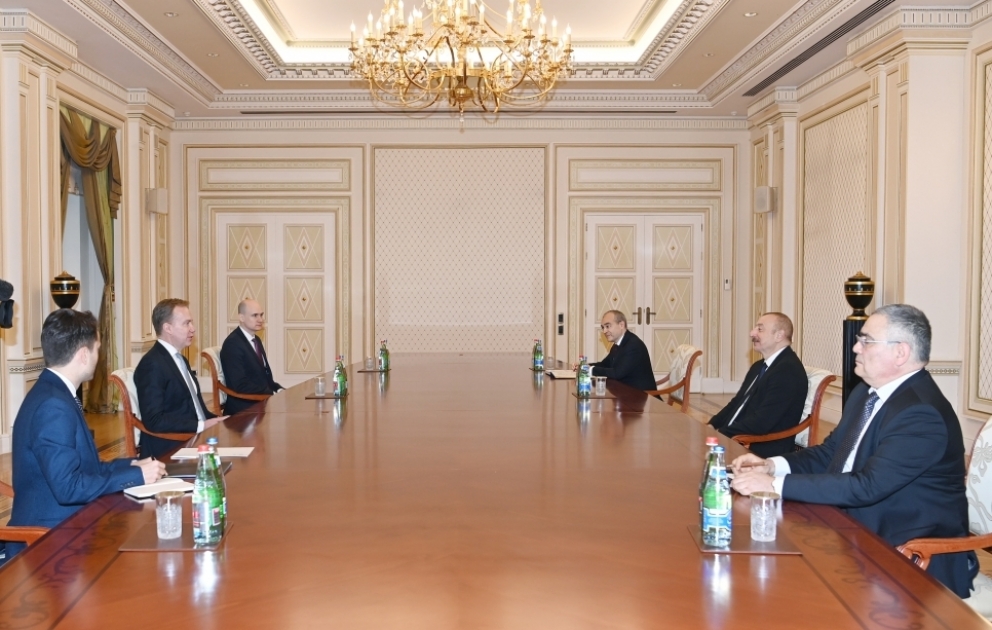 Le président Ilham Aliyev reçoit une délégation menée par le président du Forum économique mondial