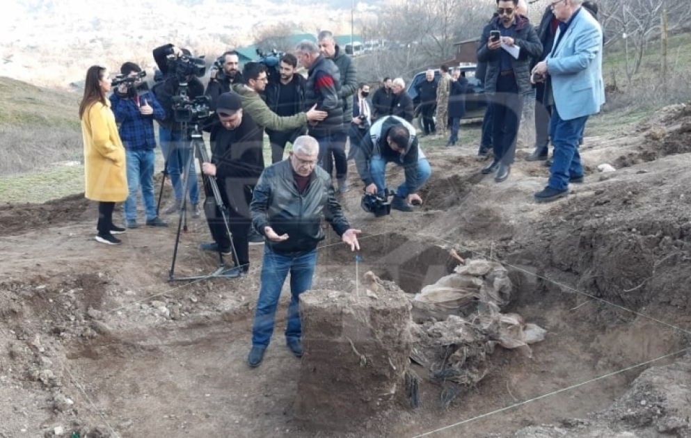 Xarici jurnalistlər Birinci Qarabağ müharibəsində azərbaycanlıların kütləvi basdırıldığı məzarlıqda olublar