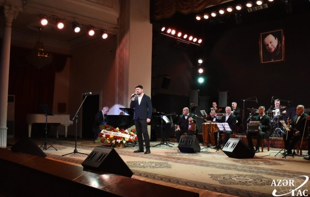 Mahnı Teatrında Xalq artisti Yalçın Rzazadənin xatirəsi anılıb