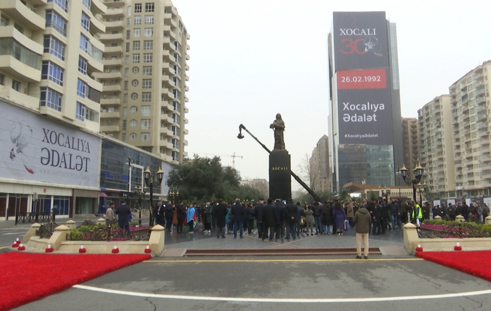 Xocalı soyqırımının ildönümü ilə əlaqədar Xətai rayonunda faciə qurbanlarının xatirəsinə ucaldılan abidə ziyarət olunur
