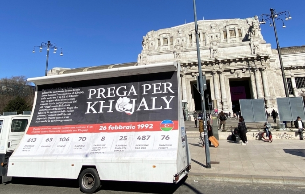Üzərində Xocalı faciəsinə dair məlumatların əks olunduğu avtomobil Milan küçələrində hərəkət edib