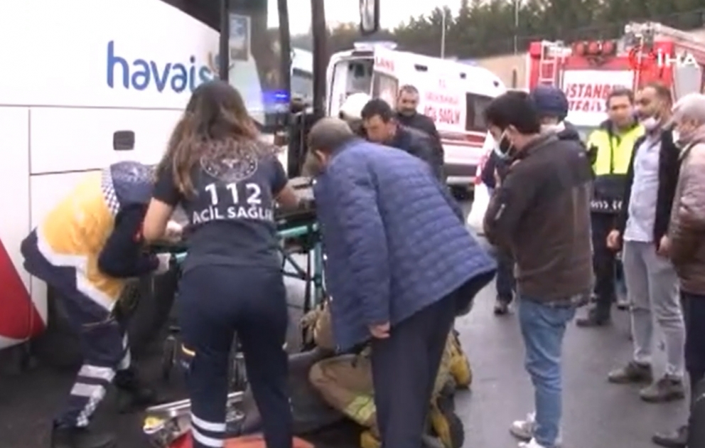 Türkiyədə sərnişin avtobusu dayanacaqda qadın və uşağı vurub