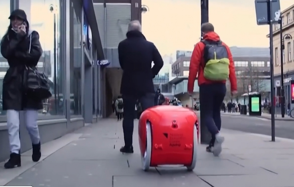 Çanta daşıyan robot