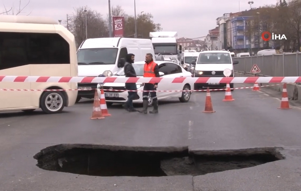 İstanbulda yol çökdü, 3 metrlik çuxur meydana gəldi