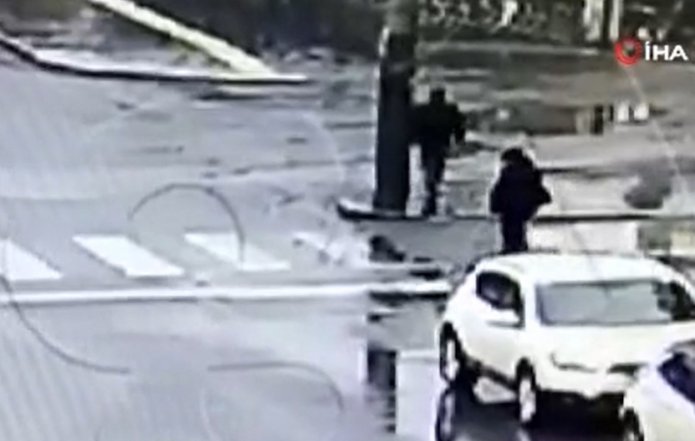 Kömək etmək bəhanəsiylə görmə məhdudiyyətli adamın telefonunu oğurladı