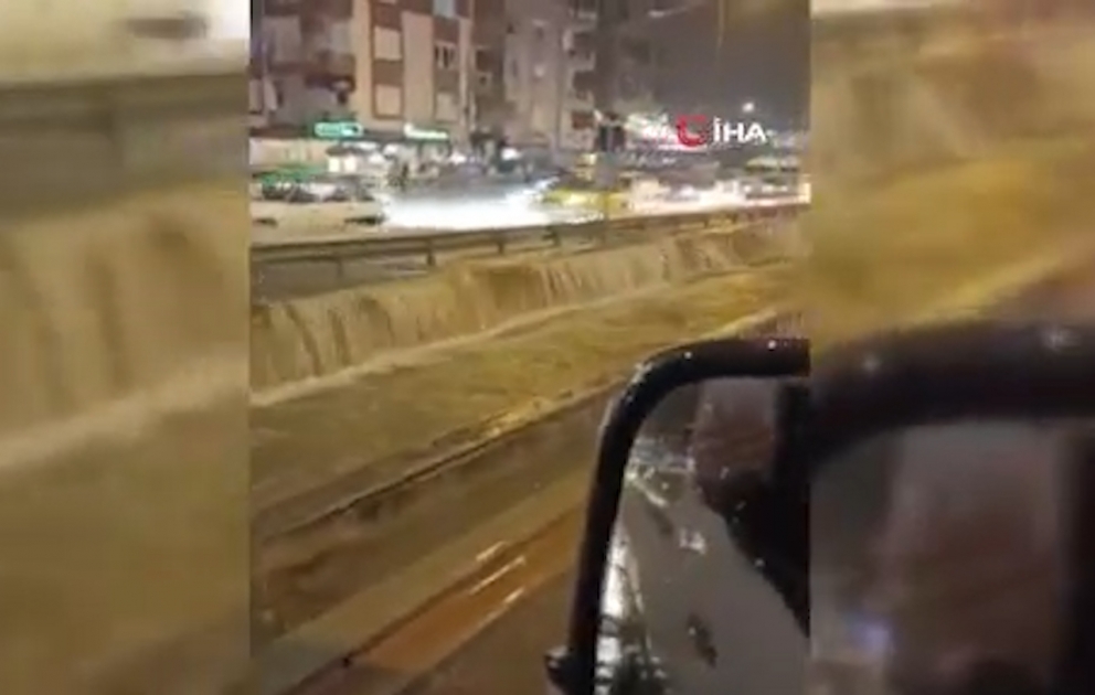 Güclü yağış yağış yağdı, yollar su altında qaldı