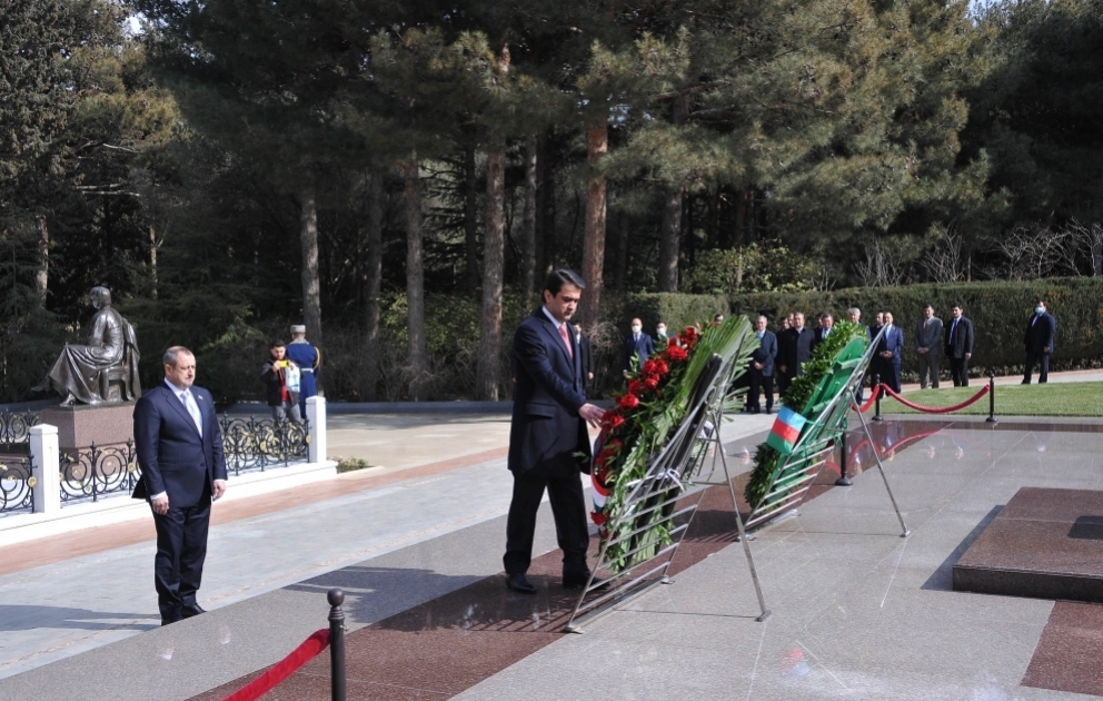 Tadschikische Delegation ehrt Andenken von Nationalleader Heydar Aliyev und Märtyrern