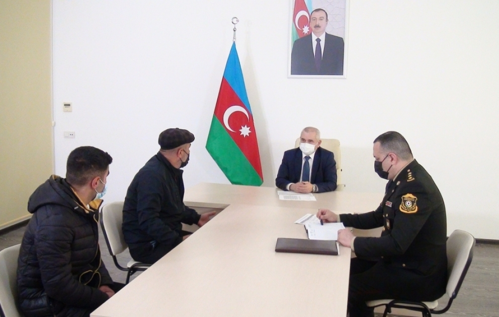 Səfərbərlik və Hərbi Xidmətə Çağırış üzrə Dövlət Xidmətinin rəisi Sabirabadda vətəndaşların müraciətlərini dinləyib