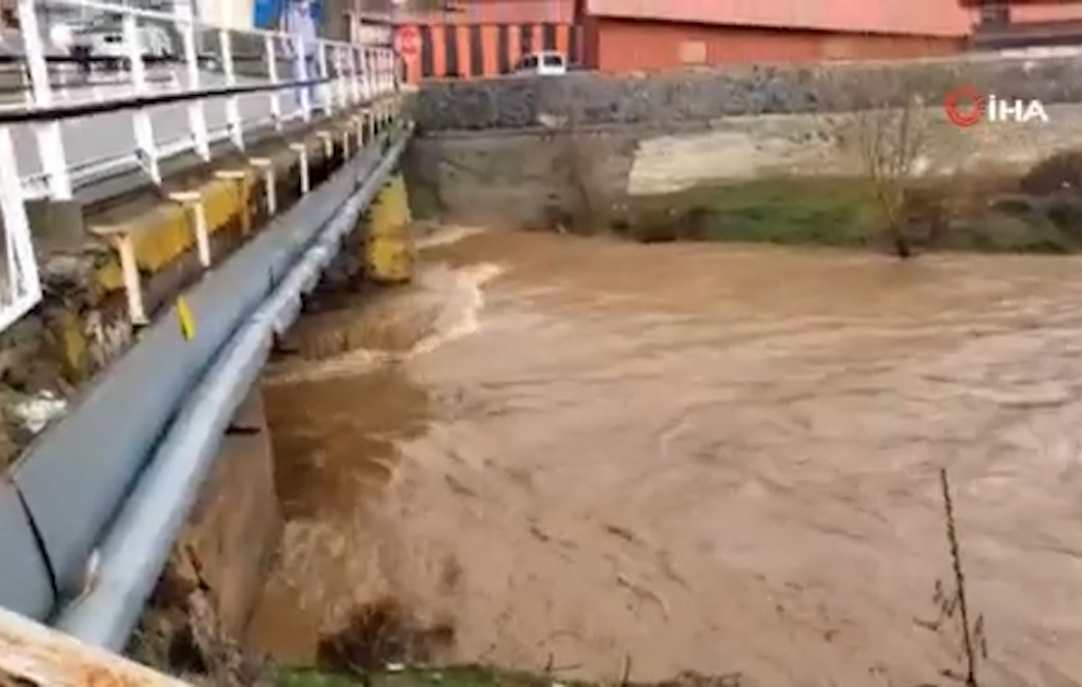 Elazığda şiddətli yağışın yağması nəticəsində çaylar daşdı, vətəndaşlara sel xəbərdarlığı edildi