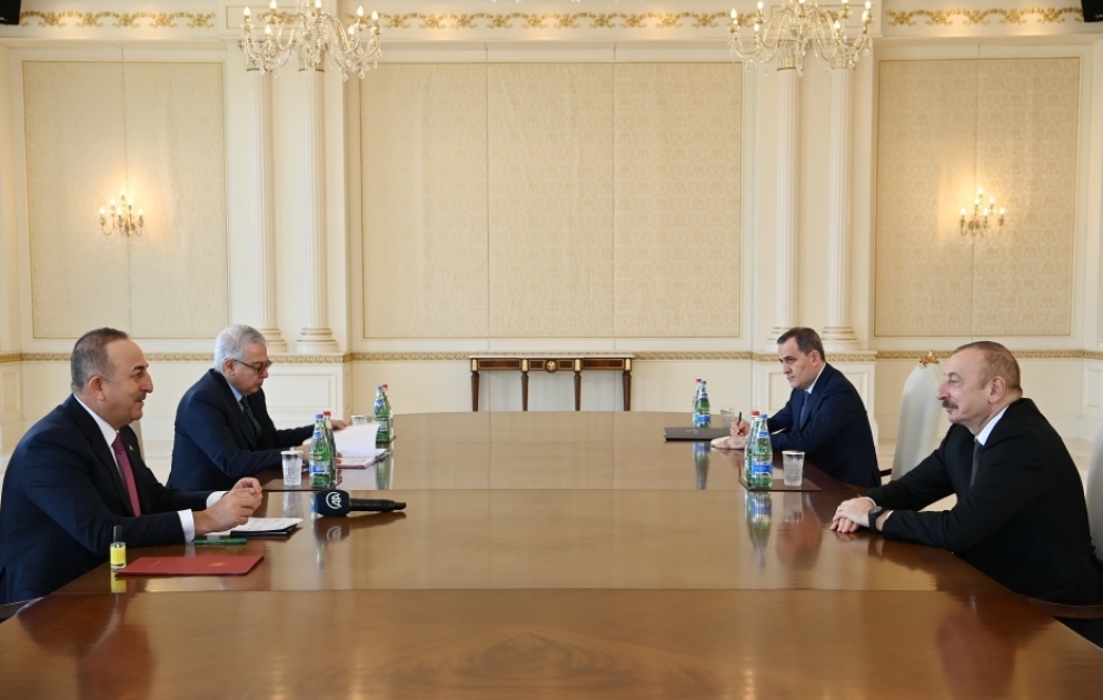 Präsident Ilham Aliyev empfängt türkischen Außenminister