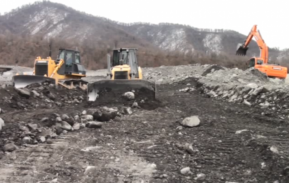 Oğuzda yeni suvarma mövsümünə hazırlıq işləri görülür, dağ çaylarında daş-beton bəndlər qurulur