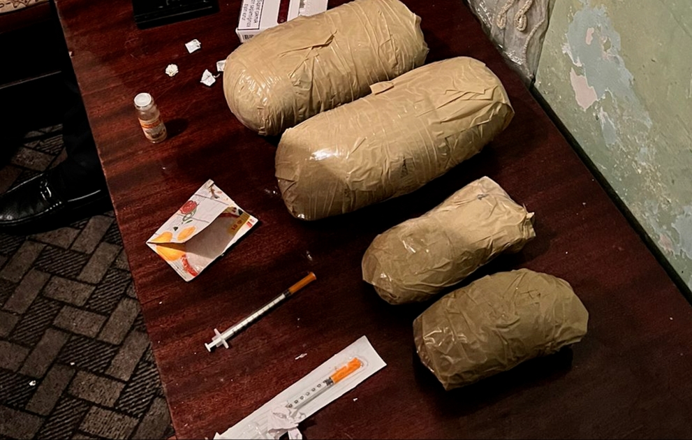 Narkotiklərin satışını həyata keçirən və evində tiryəkxana təşkil edən 5 nəfər saxlanılıb