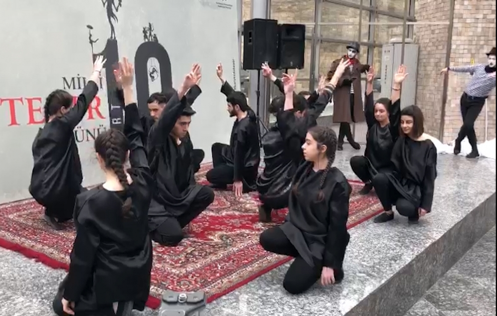 “İçərişəhər” metrostansiyasının vestibülündə “Hər yerdə teatr” adlı maraqlı layihə təqdim edilib