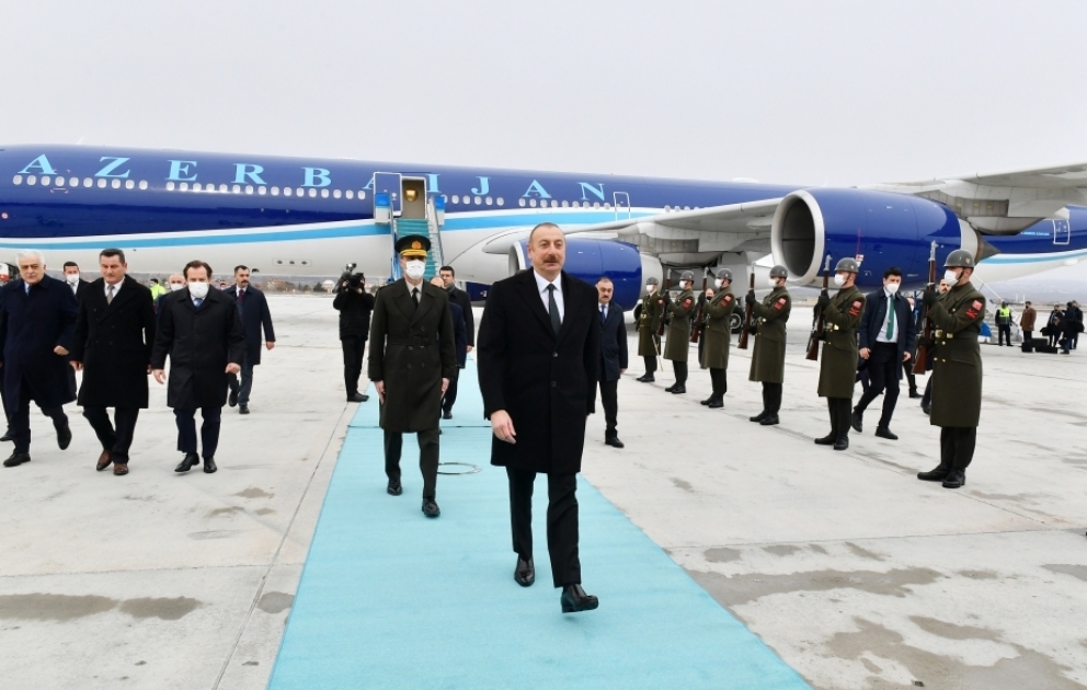 Präsident Ilham Aliyev ist zu Arbeitsbesuch in der Türkei eingetroffen