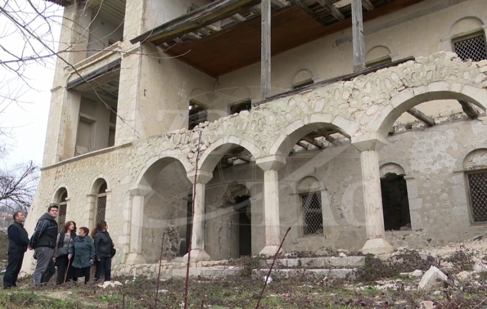 Azərbaycanın ilk qadın reportyoru 82 ildən sonra Şuşa şəhərində ata evini ziyarət edib