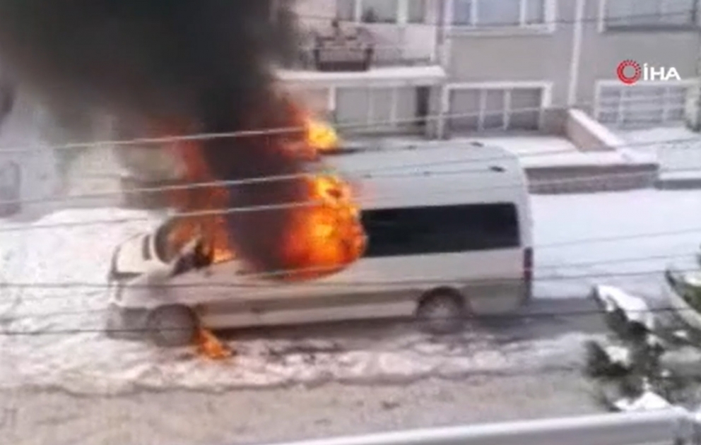 Konyada park edilmiş məktəb avtobusu yanıb