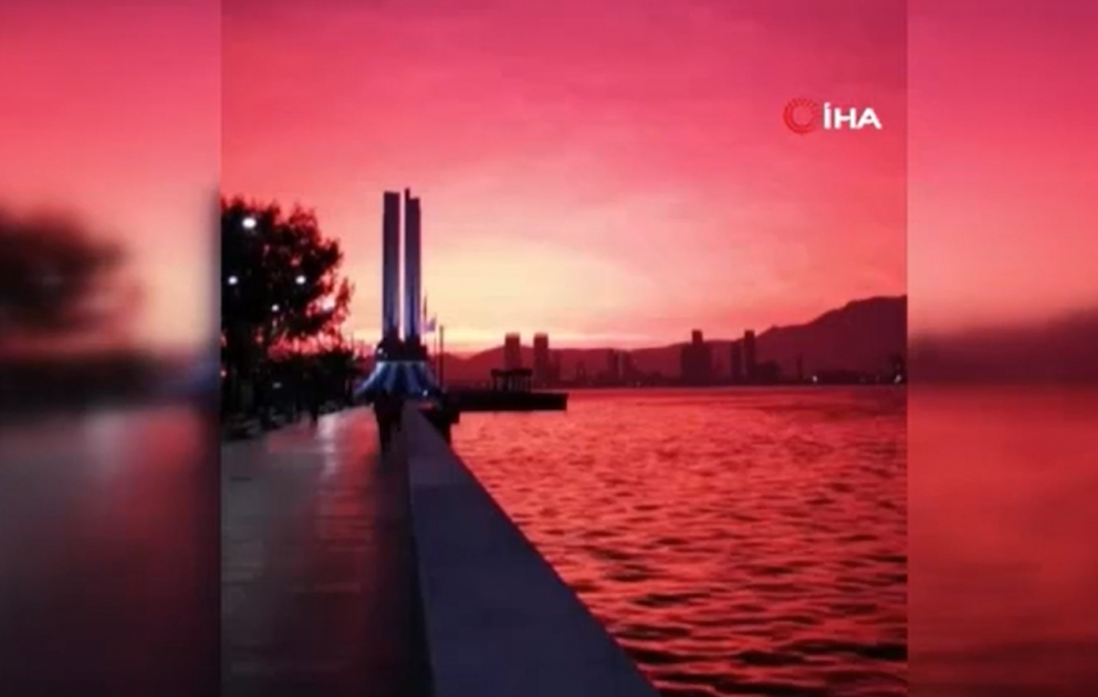 İzmirlilər günə qırmızı səma ilə başladılar