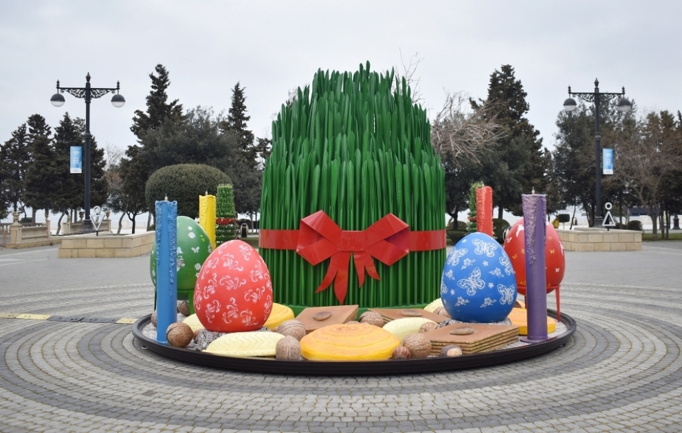 Novruz bayramı ilə əlaqədar paytaxtımız müxtəlif bayram atributları ilə bəzədilir