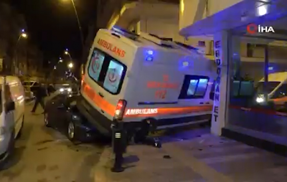 Çağırışa gedən təcili tibbi yardım maşını minik avtomobili ilə toqquşub